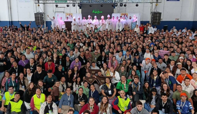 Sólo Jesús es capaz de responder a tus profundos interrogantes, dice obispo a jóvenes en Argentina