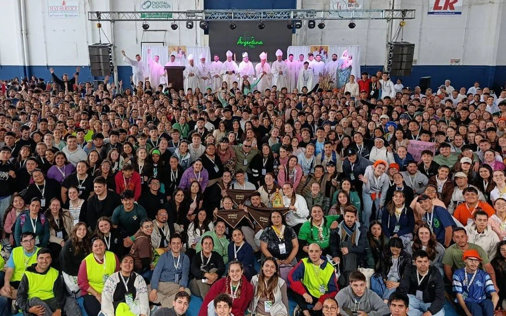 Sólo Jesús es capaz de responder a tus profundos interrogantes, dice obispo a jóvenes en Argentina