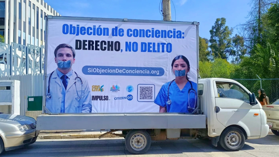 Médicos protestan contra iniciativa que busca limitar la objeción de conciencia en Puebla, México