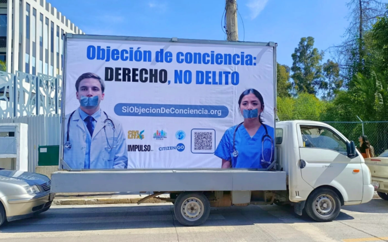 Médicos protestan contra iniciativa que busca limitar la objeción de conciencia en Puebla, México