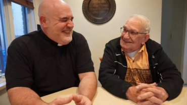 El papá de un sacerdote es su copiloto cuando lo llaman de urgencia para sacramentos