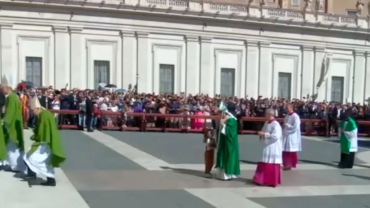 La ternura de León: El Papa bendice a pequeña niña colombiana al final de Misa en San Pedro