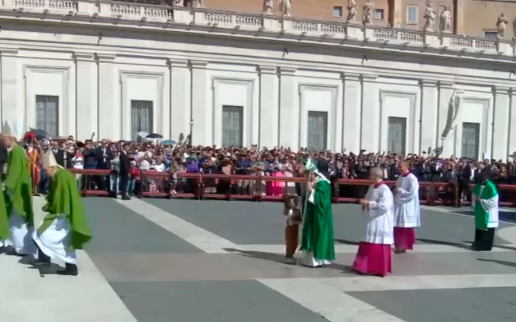 La ternura de León: El Papa bendice a pequeña niña colombiana al final de Misa en San Pedro