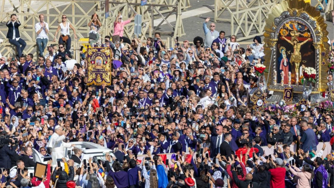 El Papa León XIV saluda con afecto a los devotos del Señor de los Milagros