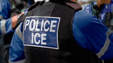 Sacerdote de Chicago alerta a fieles que agentes del ICE vigilaban la iglesia y los ayuda a salir