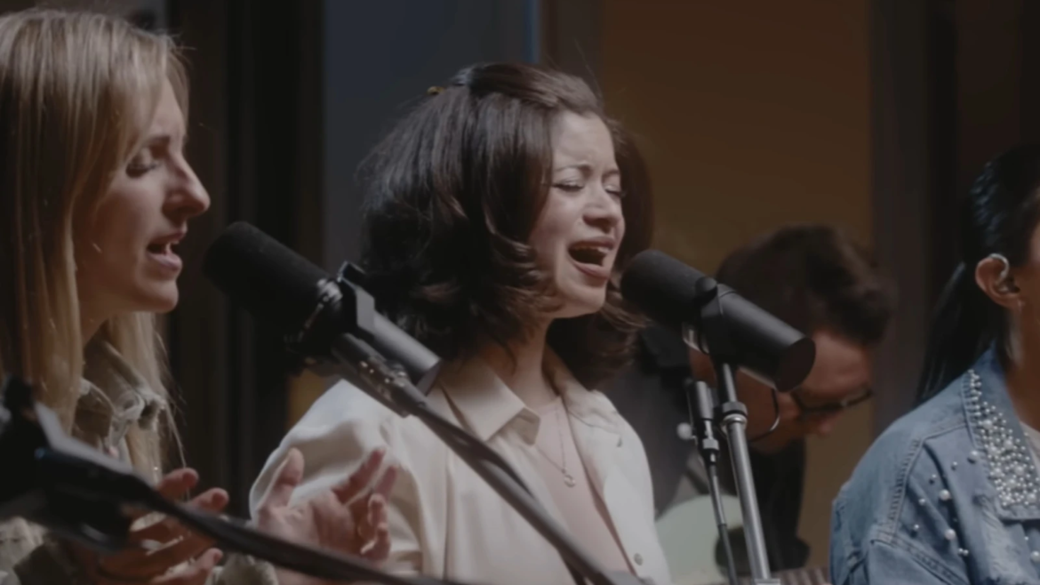 La voz de Kairy Márquez da vida a “Dios Mi Padre”, nuevo sencillo de Via Cantus Worship Collective