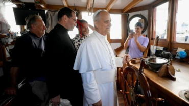 León XIV visita a jóvenes del Barco Escuela de Paz y comparte la clave para cambiar el mundo