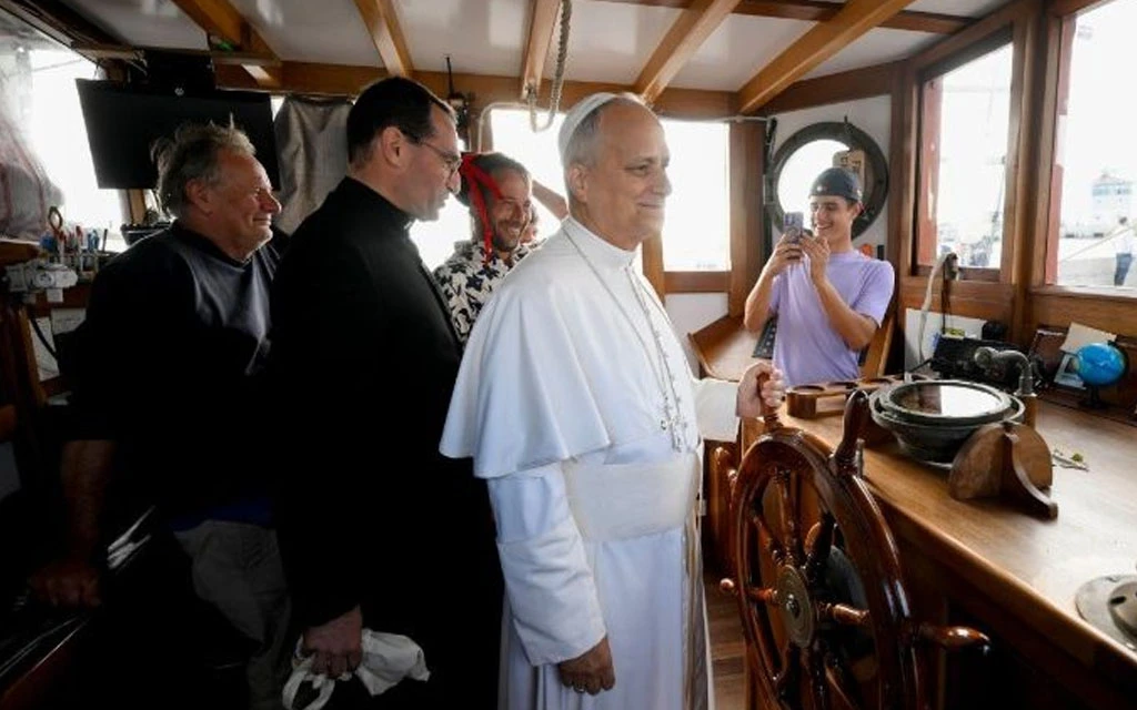 León XIV visita a jóvenes del Barco Escuela de Paz y comparte la clave para cambiar el mundo