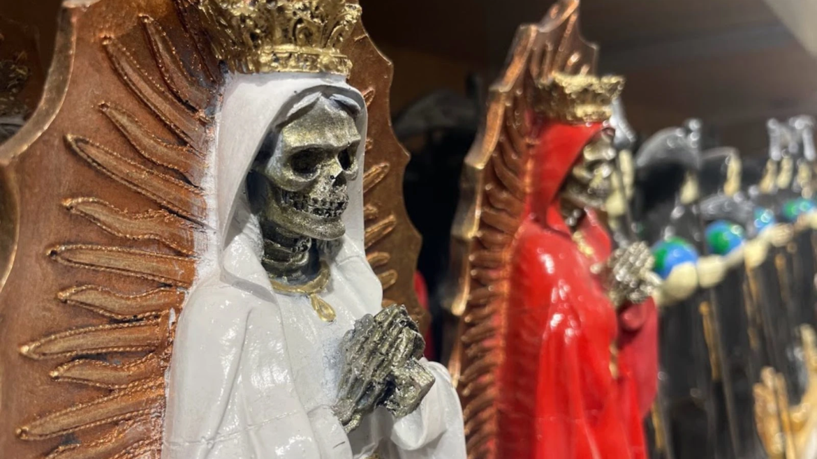 “Una blasfemia horrible”: En México mezclan culto de la Santa Muerte con imagen de la Virgen de Guadalupe