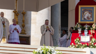 Las reliquias de los nuevos santos: signos sagrados presentes en la Misa de canonización en el Vaticano