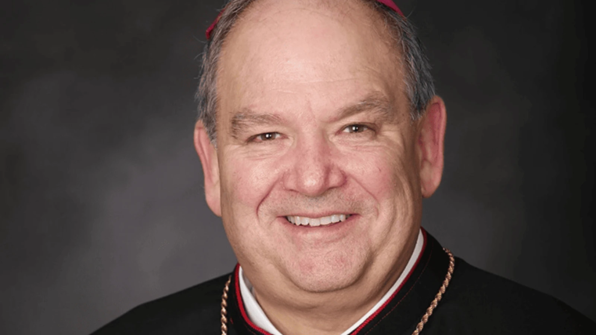 Arzobispo de Minnesota entrega cartas de víctimas del tiroteo escolar al Papa León XIV