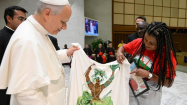 Regalan al Papa León XIV una imagen de orixá elaborada con cuentas de candomblé