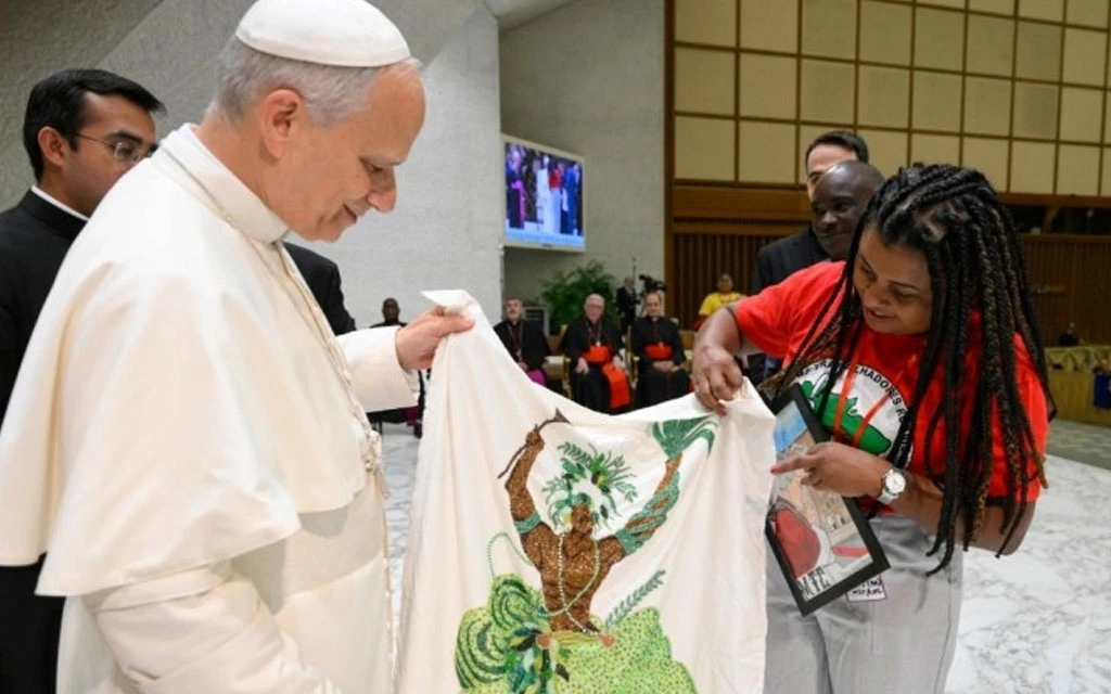 Regalan al Papa León XIV una imagen de orixá elaborada con cuentas de candomblé