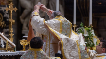 El Cardenal Burke celebró la Misa tradicional en latín en la Basílica de San Pedro en el Vaticano