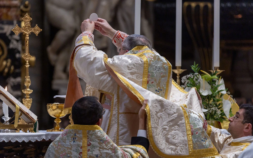 El Cardenal Burke celebró la Misa tradicional en latín en la Basílica de San Pedro en el Vaticano