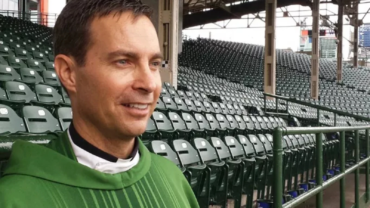 Cómo el “sacerdote del béisbol” usa el deporte para difundir el Evangelio