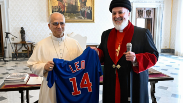 Mar Awa III reta a León XIV con una camiseta de los Chicago Cubs, eternos rivales de su equipo