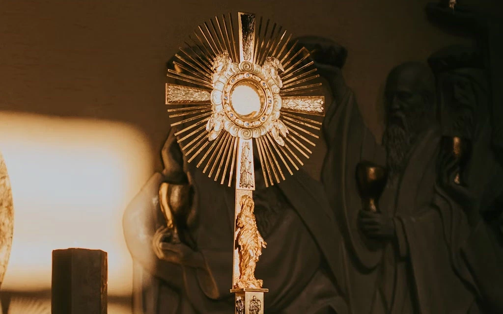 Anuncian vigilia de adoración y reparación por los ultrajes contra la Sagrada Eucaristía en Halloween