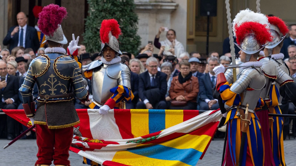Juran 27 Guardias Suizos ante León XIV, el primer Papa en 57 años en presidir la ceremonia