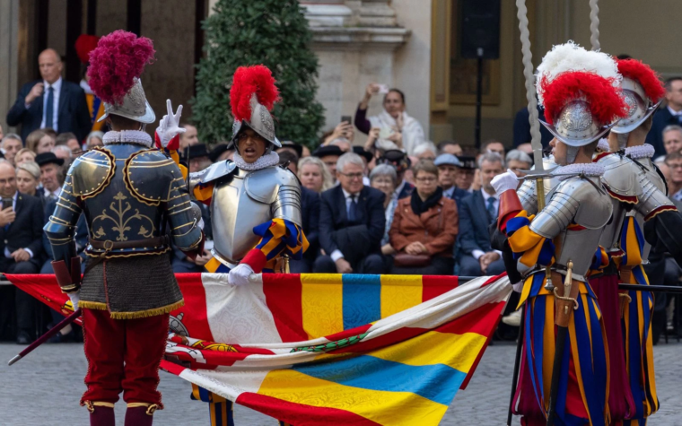 Juran 27 Guardias Suizos ante León XIV, el primer Papa en 57 años en presidir la ceremonia