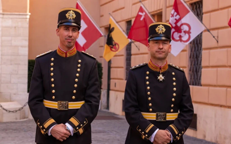 La Guardia Suiza, protectora del Papa, viste nuevo uniforme