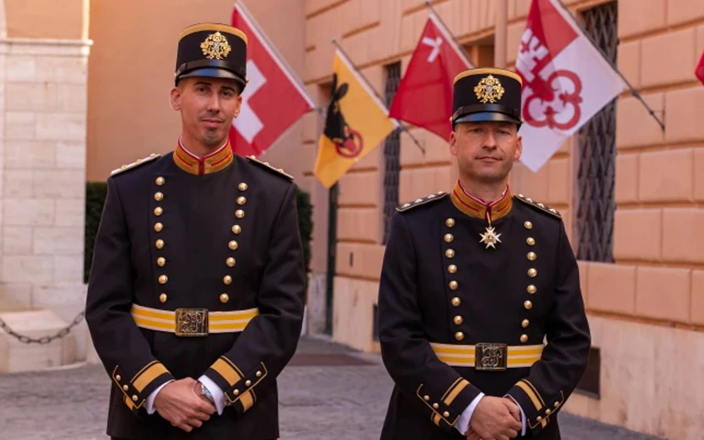La Guardia Suiza, protectora del Papa, viste nuevo uniforme