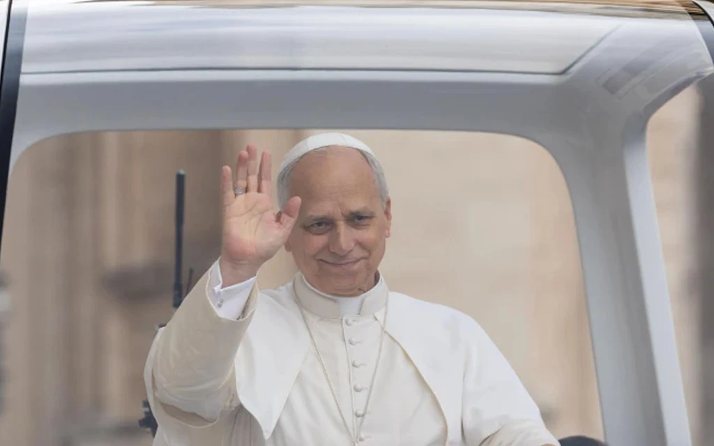 El Papa León XIV comenta el plan de Cupich de otorgar premio a senador de Illinois