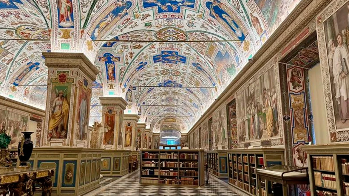 El Vaticano y otras bibliotecas católicas recurren a la IA y la robótica para digitalizar sus colecciones