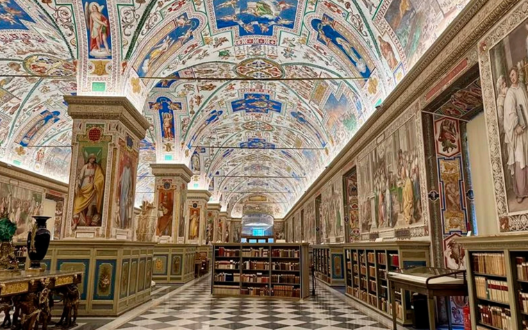 El Vaticano y otras bibliotecas católicas recurren a la IA y la robótica para digitalizar sus colecciones