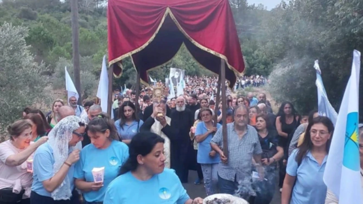 Miles de fieles llenan las calles del Líbano en honor al humilde sacerdote Bechara Abou Mrad, camino a los altares