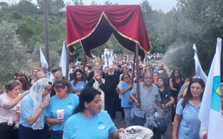 Miles de fieles llenan las calles del Líbano en honor al humilde sacerdote Bechara Abou Mrad, camino a los altares