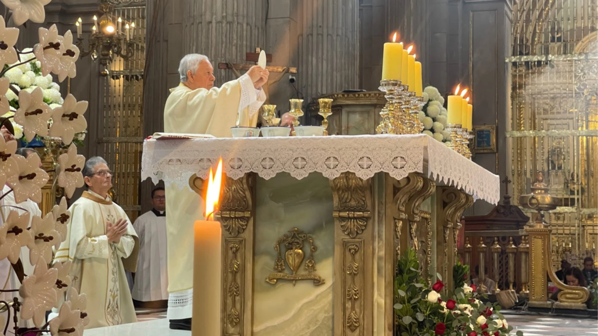 Arzobispo de la “Ciudad de los Ángeles” en México consagra nuevo altar, corazón espiritual de la catedral