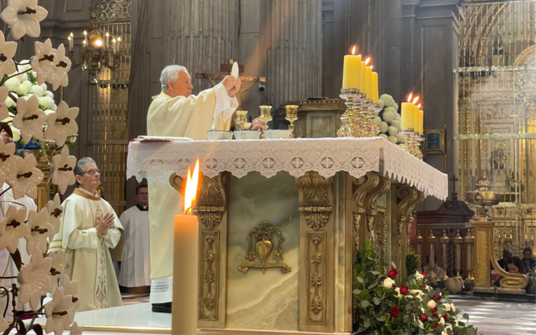 Arzobispo de la “Ciudad de los Ángeles” en México consagra nuevo altar, corazón espiritual de la catedral