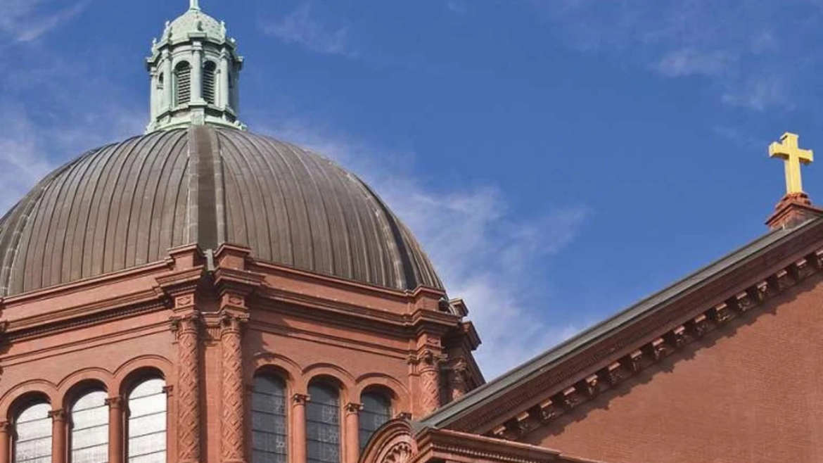 Arrestan a hombre frente a iglesia católica en Washington, D.C., presuntamente con un cóctel molotov
