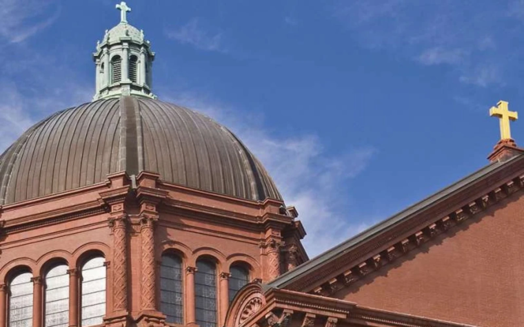 Arrestan a hombre frente a iglesia católica en Washington, D.C., presuntamente con un cóctel molotov