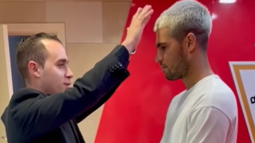 El sacerdote diocesano más joven de España bendice a Carlos Alcaraz, número 1 del tenis mundial 