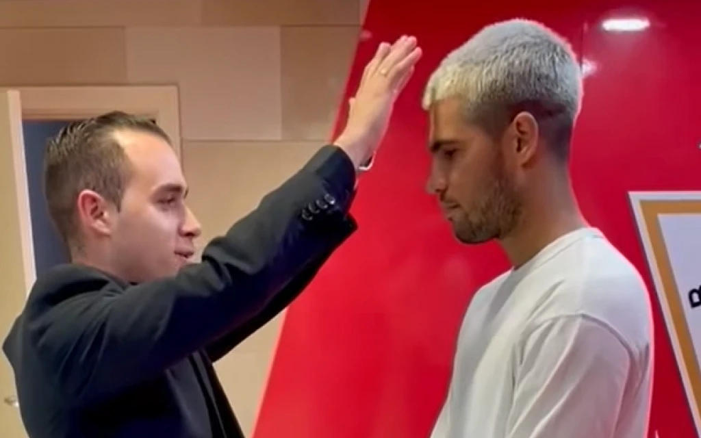 El sacerdote diocesano más joven de España bendice a Carlos Alcaraz, número 1 del tenis mundial 