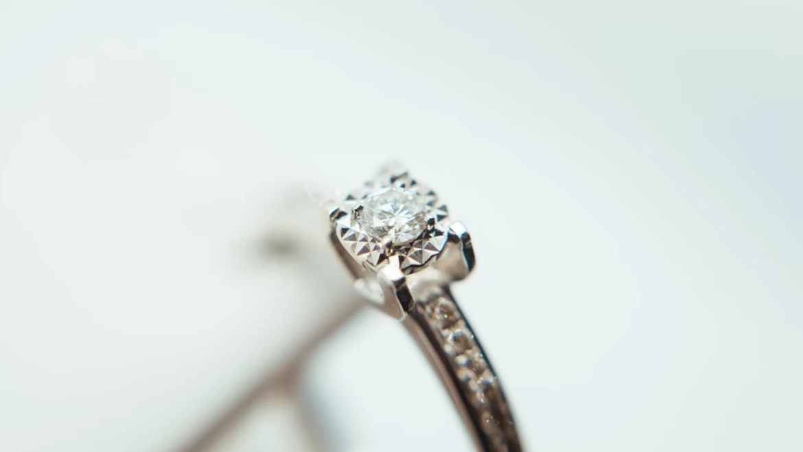 Una empresa vende embriones desechados en piezas de joyería: El mundo católico reacciona