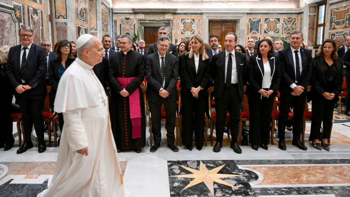 El Papa León XIV pide evitar el exceso de información que deshumaniza y manipula