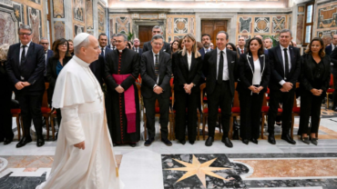 El Papa León XIV pide evitar el exceso de información que deshumaniza y manipula