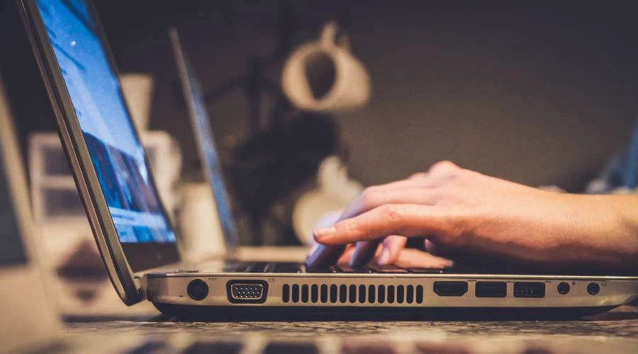 El Papa León XIV alerta sobre las nuevas adicciones: la pornografía y el abuso de internet