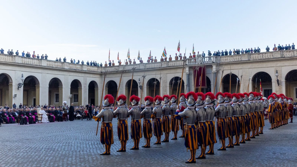 El Vaticano confirma investigación en la Guardia Suiza por presunto acto con connotaciones “antisemitas”