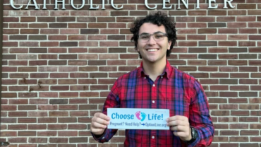 Conoce al universitario que reparte calcomanías para salvar vidas de niños por nacer