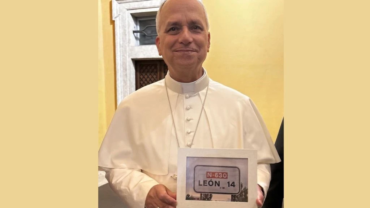 El curioso regalo de un sacerdote español al Papa León XIV: una foto de una señal de tráfico