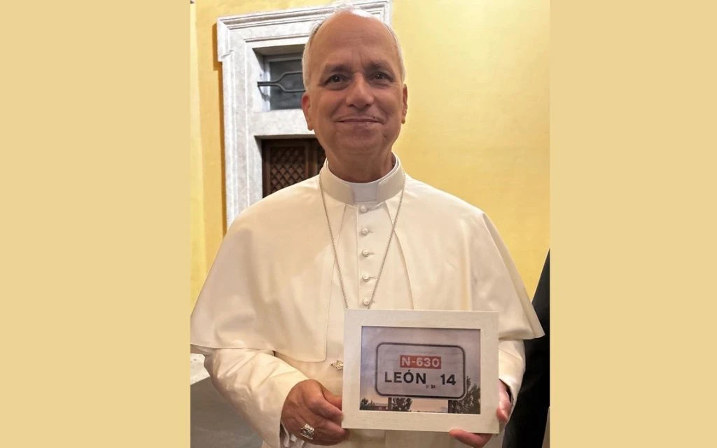 El curioso regalo de un sacerdote español al Papa León XIV: una foto de una señal de tráfico