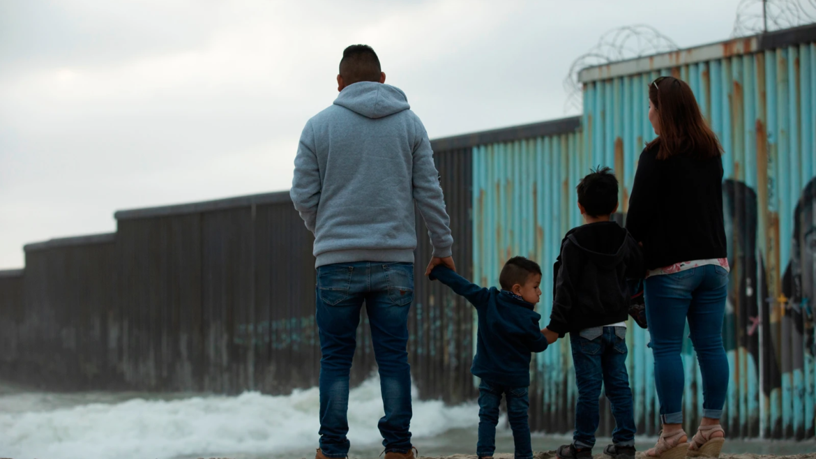 Arzobispo asegura que obispos de EE.UU. trabajan para pedir un trato humano hacia los migrantes