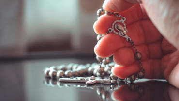 Día de los Fieles Difuntos: Así puedes sumarte al millón de rosarios por las almas del purgatorio