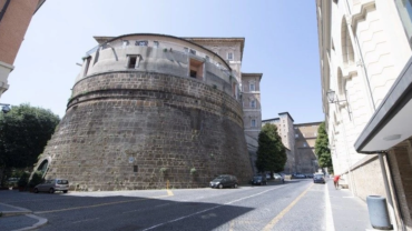 Pareja de empleados del banco Vaticano despedidos por casarse son readmitidos en sus trabajos 