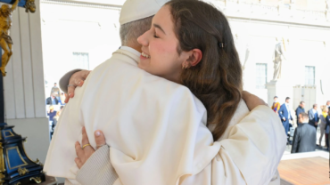 León XIV alerta sobre los peligros del acceso precoz a la IA y exige leyes que protejan a los menores