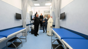 El Papa inaugura un ambulatorio para atender a los pobres bajo la columnata de San Pedro